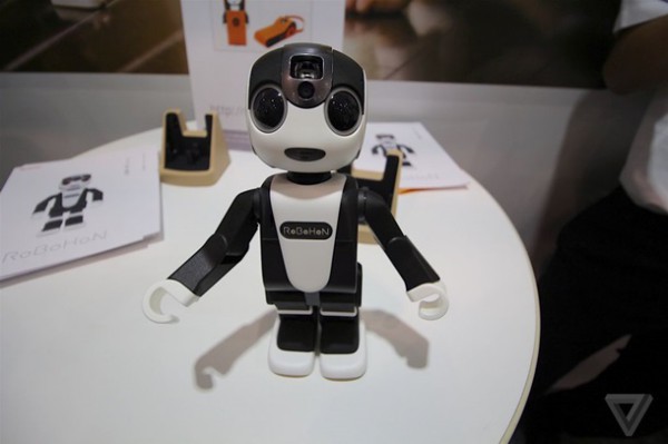Робот-смартфон RoboHon от Sharp поступит в продажу в мае