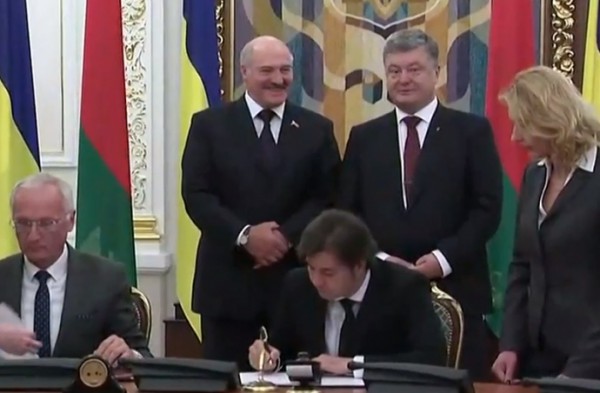 Голая девушка на встрече, толпой природе