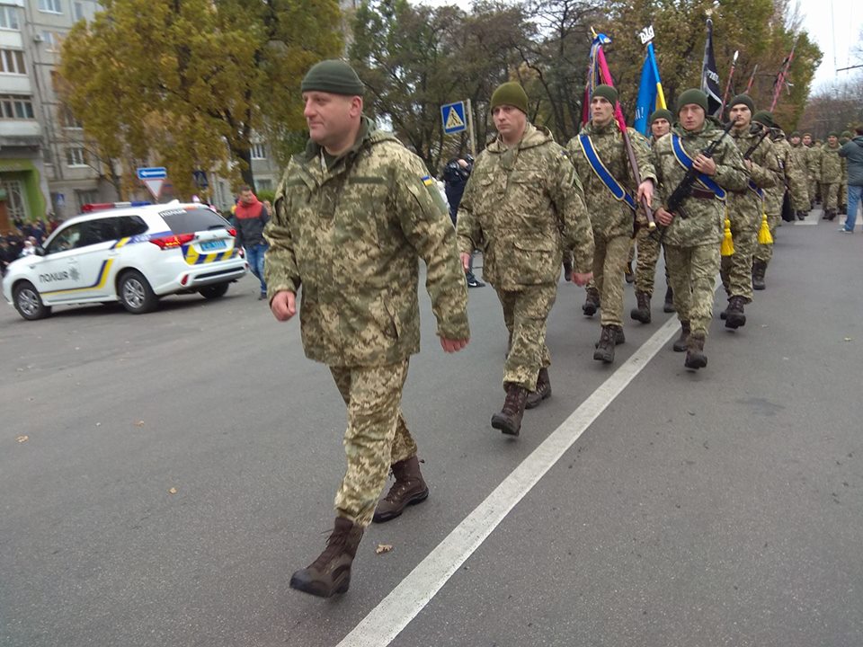Узкая срака тощей блондинки с трудом приняла большой хер