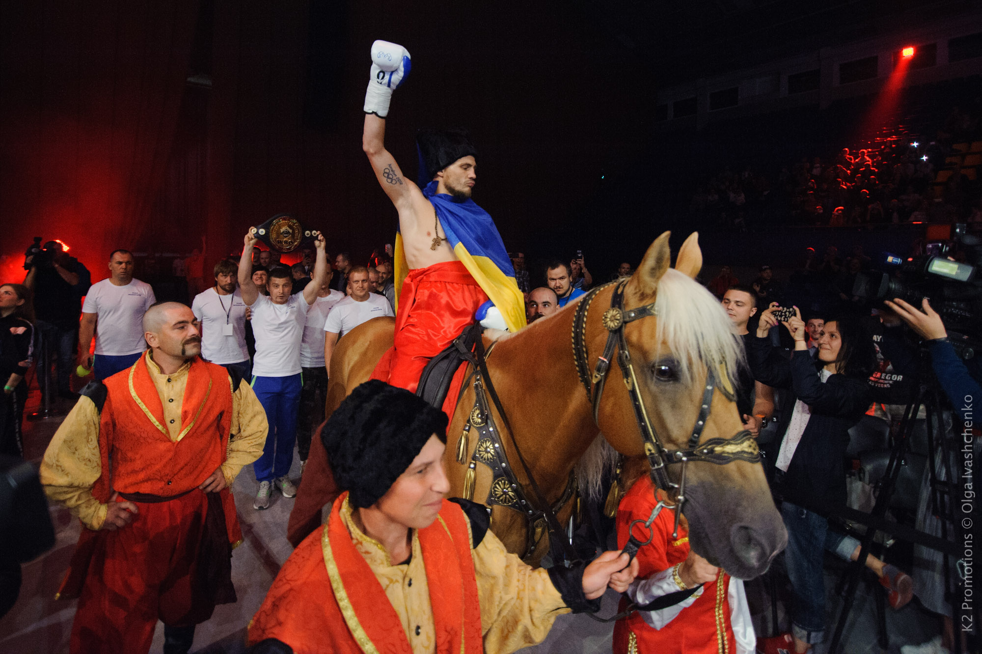 Беринчик на коне, соперник – на полу: яркие фото боя украинца - iSport.ua