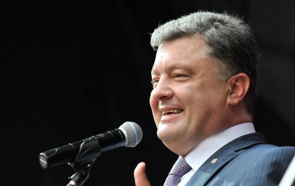 Порошенко продолжает лидировать в президентской гонке