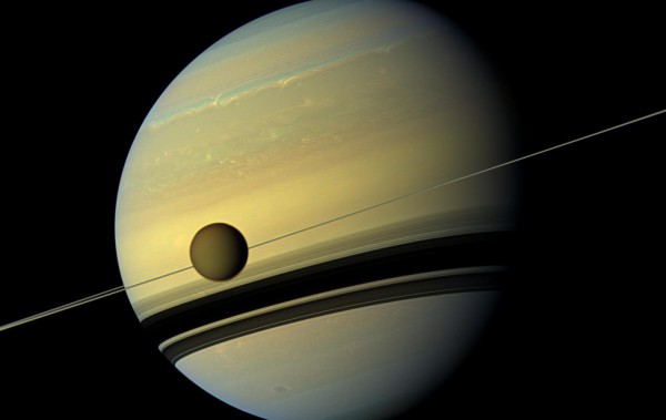 Титан в сравнении с Сатурном