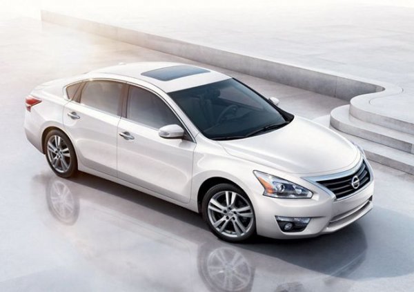 У Nissan Altima изменилась внешность, стандартный мотор стал мощнее и экономичней