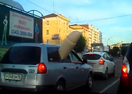 Большой надувной член, голые негритоски с низу